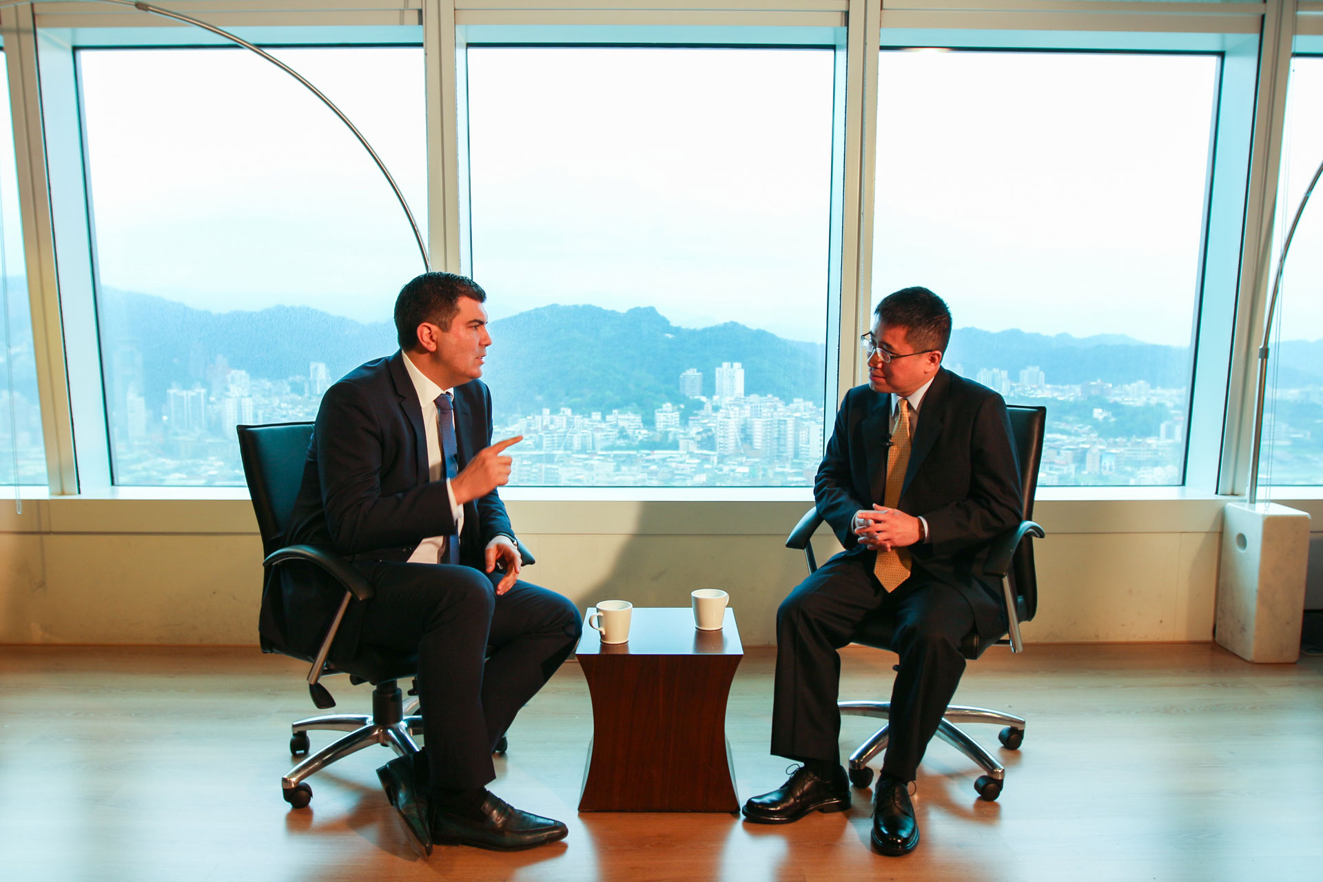 台灣萊雅總裁康博爾(左)與台灣大學工商管理學系商學研究所所長黃俊堯(右)對談。